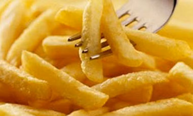 Hạn chế đồ rán. Trung tâm nghiên cứu ung thư Fred Hutchinson chỉ ra, những người thưởng thức các món chiên trên 1 lần mỗi tuần có khả năng mắc ung thư tiền liệt tuyến cao hơn 37%. Lý do cần hạn chế đồ rán bởi khi tiếp xúc với nhiệt độ cao, thực phẩm dễ tạo ra các chất độc hại gây ung thư.