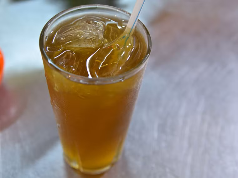 Trà. Nếu như sinh tố thường được phục vụ ở các quán giải khát thì trà có vẻ bình dân hơn. Nó được bày bán phổ biến ở các quầy nước vỉa hè. Đặc biệt, trà có giá khá “bèo”. Chỉ cần 3.000 – 5.000 đồng là bạn có được cốc trà mát lạnh, giải nhiệt và tốt cho sức khỏe.