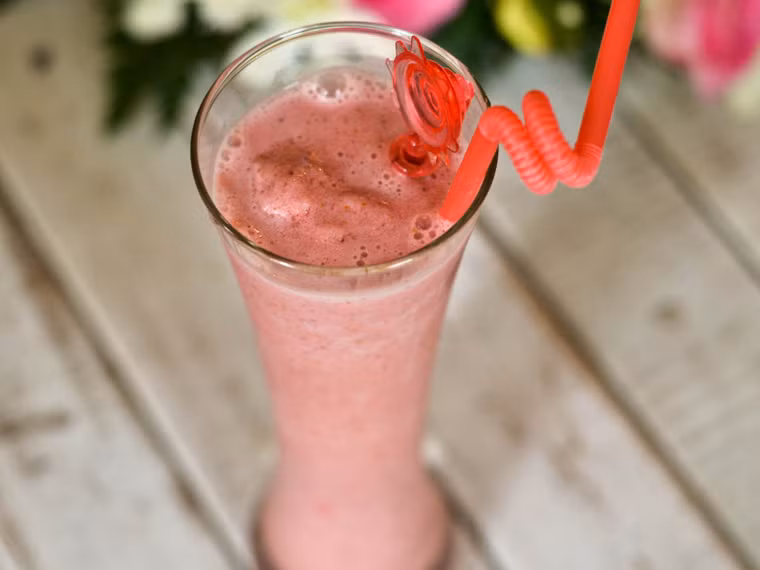 Sinh tố. Đây được xem là món đồ uống giải nhiệt khoái khẩu của nhiều bạn trẻ trong những ngày nắng nóng. Có nhiều loại sinh tố hấp dẫn như thanh long, mãng cầu, mít… được đánh đều với đá và sữa chua mang lại cảm giác mát lịm, ngọt thanh.