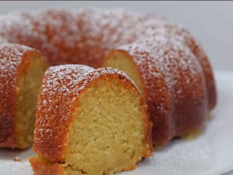 Lúc này, bạn có thể lấy bánh ra khỏi khuôn, rắc một lớp đường tinh thể mỏng lên rồi thưởng thức.