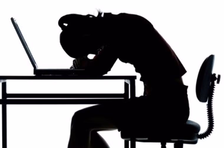 Mệt mỏi. Đây là dấu hiệu ung thư phụ khoa thường gặp. Một loạt các vấn đề khác như sốt, mệt mỏi có thể xảy ra sau khi ung thư đã phát triển và di căn. Nếu bạn thường xuyên cảm thấy vô cùng mệt mỏi thì hãy đến bệnh viện kiểm tra để tìm ra nguyên nhân của nó.