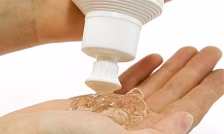 Đối với những người có bao quy đầu dài hoặc hẹp nên thực hiện theo phương pháp này. Vì cơ quan sinh dục rất mẫn cảm với các kích thích từ bên ngoài, nên sữa tắm hoặc xà phòng dễ làm tổn thương tới vùng da xung quanh bộ phận sinh dục, không có lợi cho cơ thể. Vì thế chỉ nên dùng nước sạch để rửa bộ phận sinh dục là tốt nhất.