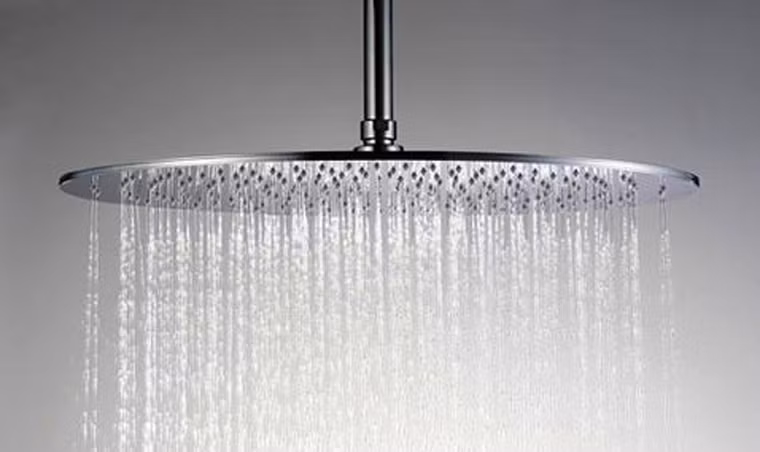 Tắm nước nóng lạnh xen kẽ trong điều kiện nhiệt độ ấm thích hợp có thể tăng cường sự trao đổi chất dưới da, tăng cường sự lưu thông của mạch máu. Ngoài ra, đối với nam giới, cơ quan sinh dục và háng là bộ phận cần vệ sinh hàng đầu. Trong lúc tắm, dùng nước nóng kích thích háng, đồng thời dùng tay massage từ trên xuống dưới rất có hiệu quả cho việc tăng cường chức năng sinh lý.