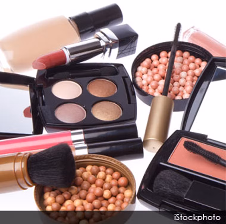 Sử dụng sản phẩm làm đẹp an toàn. Trong số hàng ngàn hóa chất chứa trong sản phẩm làm đẹp, chỉ một lượng nhỏ thành phần được các nhà khoa học thử nghiệm về độ an toàn. Đáng lưu ý, một số thành phần thẩm thấu qua da có khả năng hủy hoại cơ thể mãnh liệt hơn nhiều so với cách ăn uống. Nguyên nhân bởi chúng dễ dàng hấp thụ thẳng vào máu, hệ bạch huyết mà không được lọc qua bất cứ cơ quan nào.