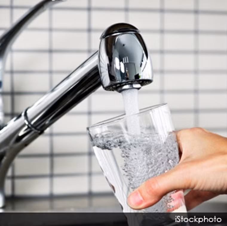 Sử dụng nước tinh khiết. Quá trình phân tích, các nhà khoa học nhận thấy nhiều mẫu nước chứa chloramines, chlorine, ammonia, DBPs có khả năng gây ung thư. Chính vì vậy, việc trang bị hệ thống lọc nước nhằm loại bỏ chúng có ý nghĩa vô cùng quan trọng.