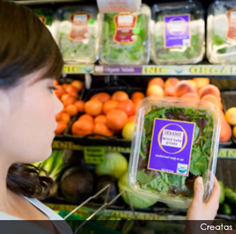 Lựa chọn thực phẩm hữu cơ. Thực phẩm hữu cơ là loại nguyên liệu được sản xuất, canh tác không sử dụng thuốc trừ sâu, thuốc diệt cỏ. Bằng cách tiêu thụ chúng hàng ngày, bạn dễ dàng hạn chế hóa chất độc hại đi vào cơ thể, tạo điều kiện hình thành các gốc tự do gây ung thư.