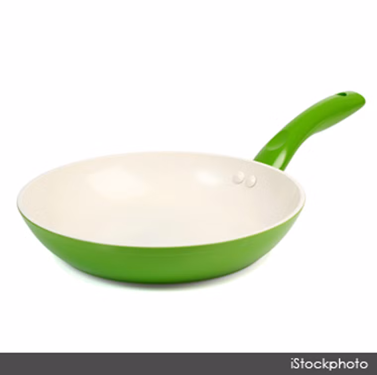 Hạn chế sử dụng xoong nồi có chất chống dính. Khoảng 70% các dụng cụ nấu nướng chống dính tại Mỹ có chứa PFOA (axit perflourooctanoic). Chất này được xem là yếu tố có khả năng gây ung thư cao. Cụ thể, những đối tượng có nồng độ PFOA trên 25% có nguy cơ mắc ung thư tuyến giáp cao gấp đôi so với bình thường.