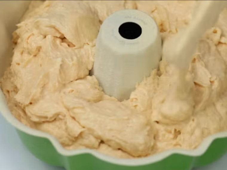 Nếu cần thiết, có thể cho tất cả hỗn hợp vào máy đánh nhiều lần để có được lớp bột bánh thật mịn màng.