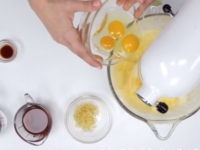 Ban đầu, cho bơ, đường và trứng vào một chiếc bát nhỏ rồi đánh nhiều lần.