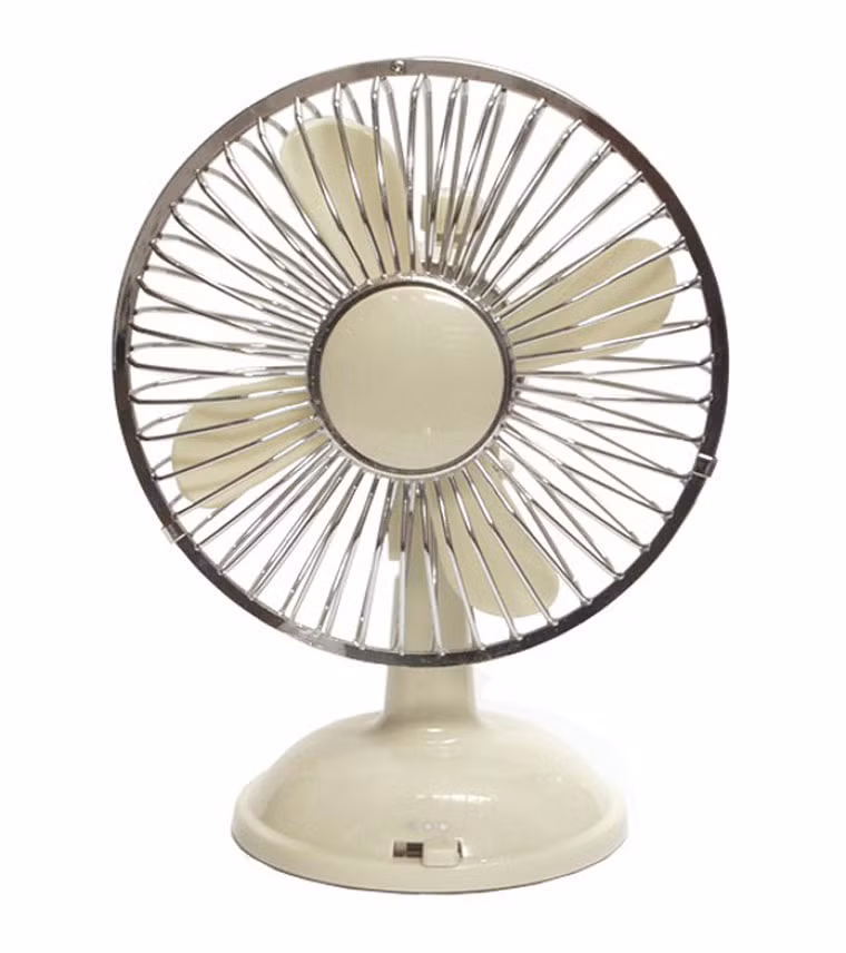 Bật quạt. Nếu nấu ăn vào những ngày nắng nóng, bạn có thể tận dụng ngay chiếc quạt bên cạnh. Gió phát ra từ quạt góp phần thổi bay những luồng hơi cay phiền phức.