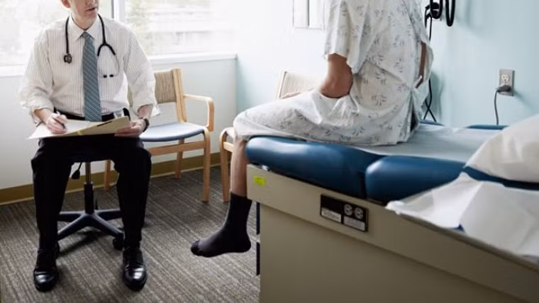 Thay đổi chức năng bàng quang. Đi tiểu nhiều hoặc quá ít, đau rát khi đi tiểu, nước tiểu có màu lạ…cảnh báo dấu hiệu ung thư đáng ngờ. Rất có thể bạn đang đối diện với ung thư tiền liệt tuyến.