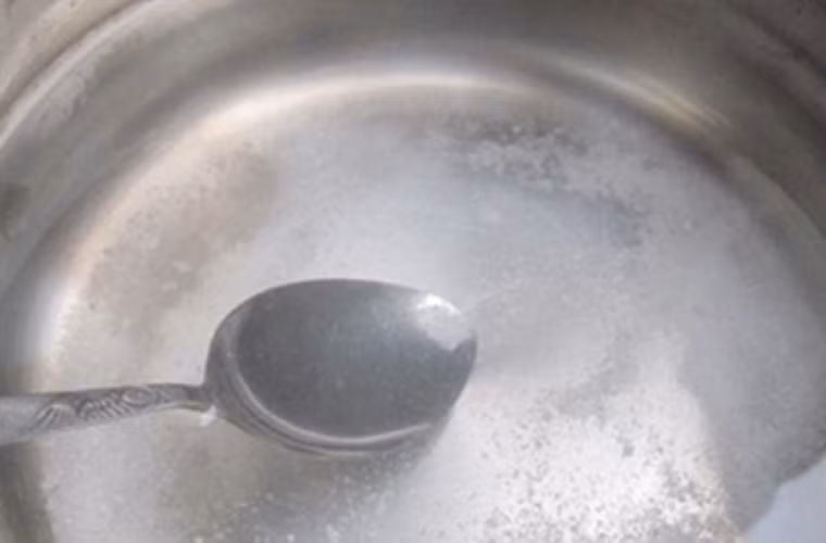 Mặt khác, để thao tác lật cá được dễ dàng, không ảnh hưởng đến hình dạng món ăn, chị em có thể ngâm cá với nước muối pha loãng chừng 10 – 15 phút. Lấy khăn giấy thấm khô cũng mang lại hiệu quả như mong đợi.