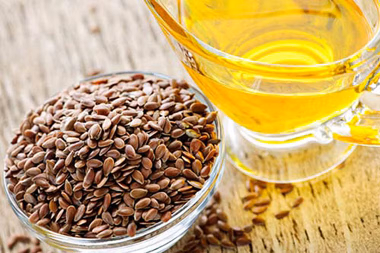 Hạt lanh, dầu hạt lanh. Bên cạnh dầu vi tảo, dầu hạt lanh cũng rất giàu omega – 3. Để cơ thể hấp thu tốt lượng axit béo có lợi này, bạn nên xay nhỏ hạt lanh trước khi sử dụng hoặc dùng dầu để trộn salad, nấu ăn thay thế dầu ô liu.