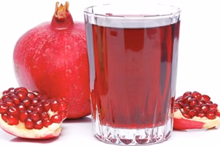 Ngoài ra, lựu cũng là nguồn cung cấp lượng isoflavones và polyphenol có đặc tính ngăn ngừa bệnh. Các nhà nghiên cứu đến từ Đại học Madison khẳng định, những dưỡng chất trong lựu dễ dàng làm chậm sự phát triển của tế bào ung thư phổi. Để tăng cường lợi ích này, nên kết hợp lựu với sữa chua, ngũ cốc.