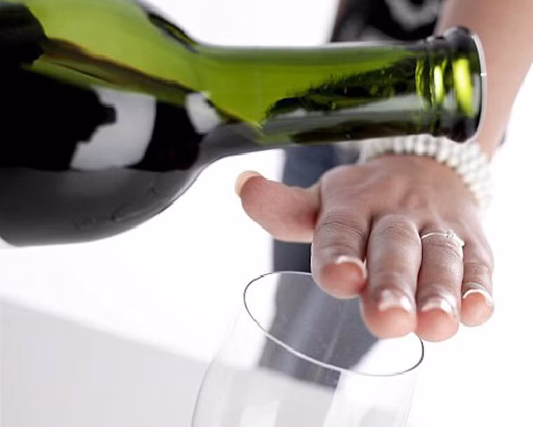 Hạn chế lượng rượu uống đưa vào cơ thể. Nếu bắt buộc phải sử dụng chúng trong các buổi giao lưu, gặp gỡ, phụ nữ chỉ nên uống 1 ly trong khi nam giới có thể cho phép mình thưởng thức tối đa 2 ly.