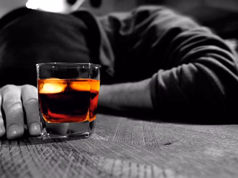 Ngoài ra, việc dùng đồ chứa chất kích thích như thuốc lá, rượu cũng có khả năng gây tổn thương niêm mạc đường tiêu hóa. Đặc biệt, nicotin có khả năng tấn công cơ quan này, gây co mạch lớp màng nhầy, có khả năng gây loét.