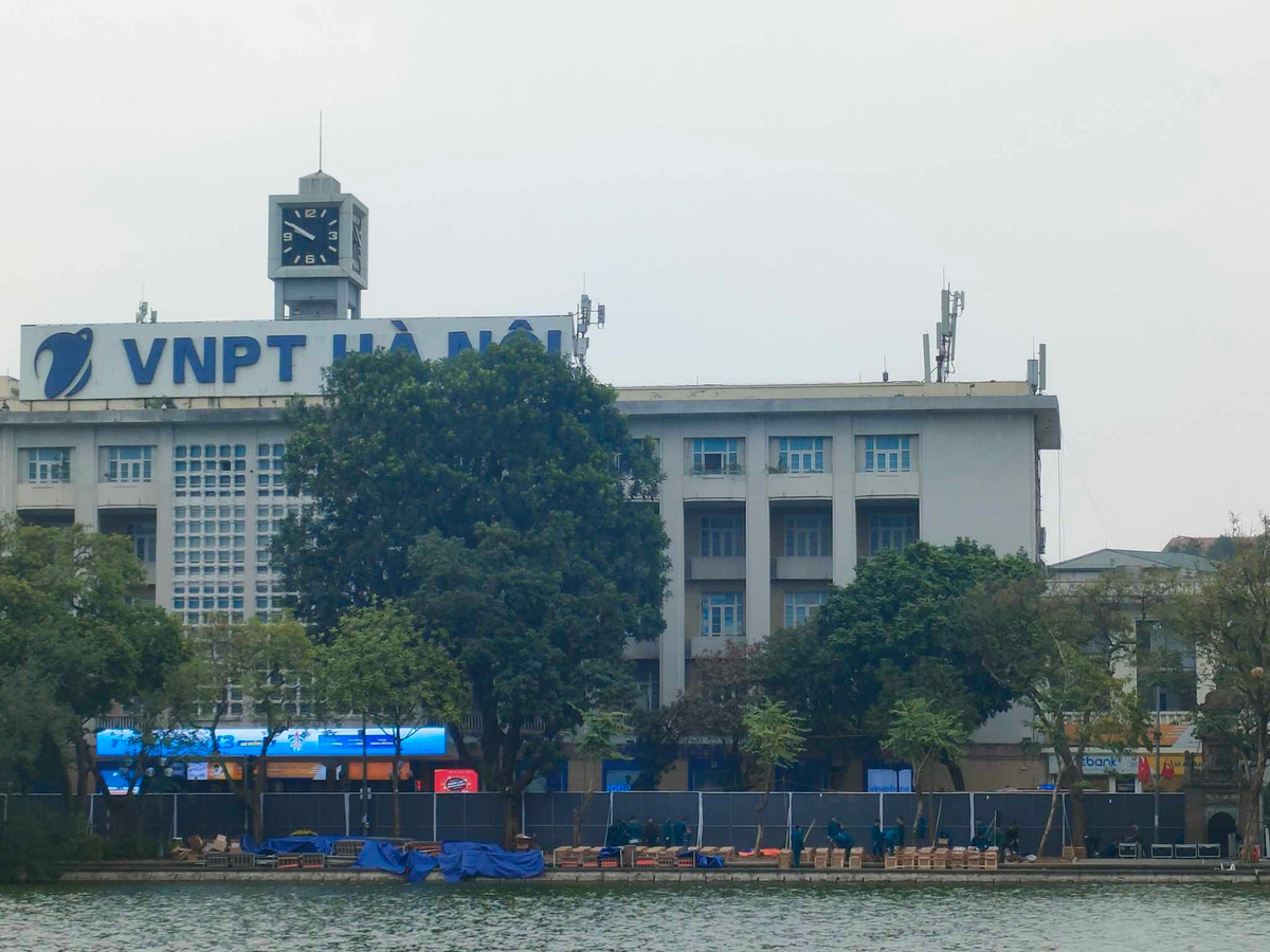 Sáng 31/12, theo ghi nhận của PV, lực lượng chức năng đang gấp rút hoàn thiện công tác chuẩn bị điểm bắn pháo hoa đón Tết Dương lịch 2025. 