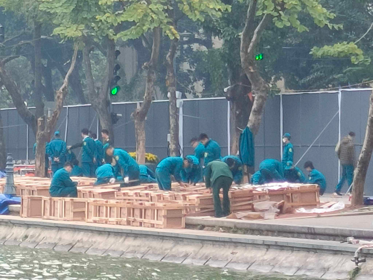 Bộ Tư lệnh Thủ đô Hà Nội khuyến cáo, người dân khi đến xem bắn pháo hoa cần thực hiện tốt các quy định của lực lượng chức năng về bảo đảm an toàn, giữ khoảng cách từ trận địa bắn đến người xem cách từ 100m trở lên. 