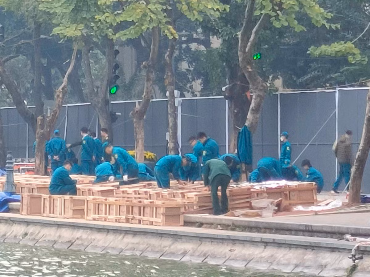 Bộ Tư lệnh Thủ đô Hà Nội khuyến cáo, người dân khi đến xem bắn pháo hoa cần thực hiện tốt các quy định của lực lượng chức năng về bảo đảm an toàn, giữ khoảng cách từ trận địa bắn đến người xem cách từ 100m trở lên. 