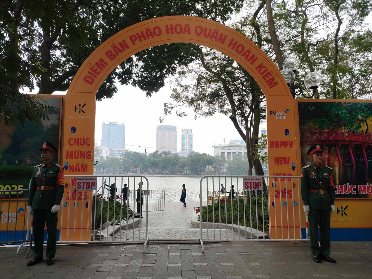 Tại khu vực Hồ Hoàn Kiếm có 2 điểm trước trụ sở Tòa soạn Báo Hà Nội Mới, quận Hoàn Kiếm và trước Bưu điện Hà Nội, quận Hoàn Kiếm an ninh cũng được thắt chặt để chuẩn bị cho công tác làm trận địa bắn pháo hoa đón Tết Dương lịch 2025. 