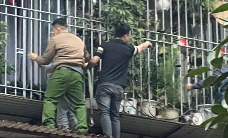 Hà Nội: Kịp thời cứu hộ cụ ông nằm bất động trên mái nhà Ha Noi: Kip thoi cuu ho cu ong nam bat dong tren mai nha