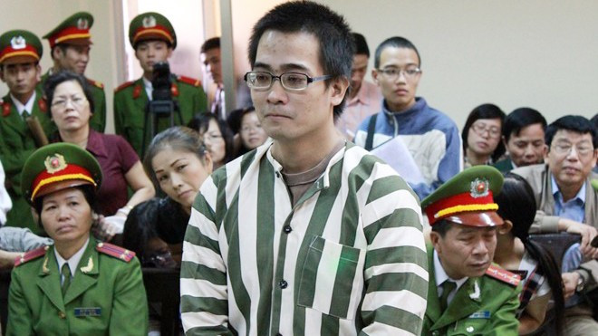 Đến ngày 17/5/2010, Nghĩa quay lại thăm bạn gái thì thấy tòa nhà có nhiều công an đứng, biết việc đã bại lộ, Nghĩa bỏ trốn lên Thái Nguyên cho đến khi bị bắt. Với tội ác khó dung thứ của mình, Nguyễn Đức Nghĩa đã bị TAND Hà Nội tuyên án tử hình. Vụ án đã khép lại hơn 10 năm, nhưng vẫn là bài học cho những ai chỉ vì một phút ghen tuông, không biết kiềm chế bản thân dẫn tứi phạm tội ác để rồi tự đánh mất đi tương lai và mạng sống của chính mình. (Ảnh: Báo Tiền Phong)