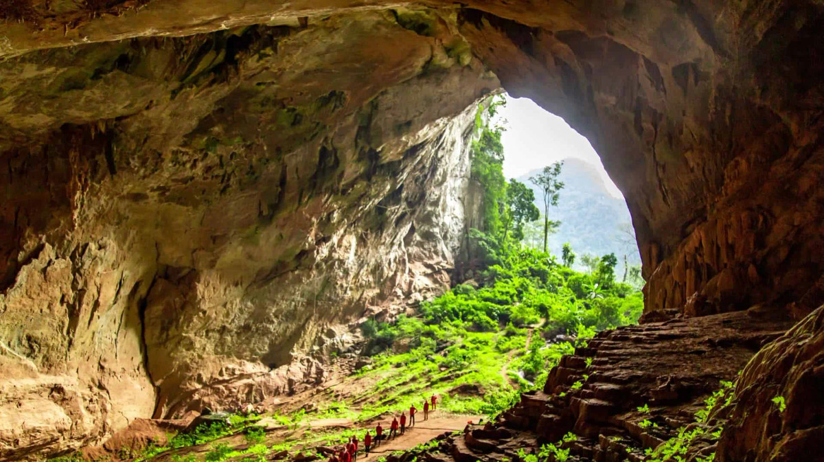 Thời điểm này, Công an tỉnh Lào Cai tổ chức nhiều đợt truy lùng, vây bắt Gát. Khoảng tháng 11/2003, các trinh sát của Phòng Cảnh sát hình sự - Công an tỉnh Lào Cai và Công an huyện Bát Xát thực hiện mật phục. Phát hiện mình rơi vào ổ phục kích, Gát chẳng ngần ngại bắn về phía tổ công tác khiến một chiến sĩ công an bị thương. Chống trả xong, Gát lại luồn sau những tán cây, bờ đá biến mất không dấu vết. (Ảnh minh họa, nguồn internet) 