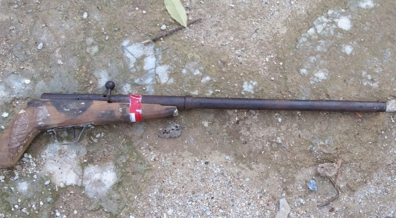 Gát sống như một bóng ma, thoắt ẩn, thoắt hiện. Gát nghi ngờ tất cả những ai đi lại trong khu rừng là người của công an đóng giả để tìm bắt hắn. Một lần, phát hiện có nhóm người đã đốn hạ cây gỗ mà trước đó Gát đã đánh dấu, gã lần theo họ và bắn anh Chảo A Thắng chết tại chỗ. Gát lấy luôn khẩu súng kíp của nạn nhân rồi biến mất sau những thân cây cổ thụ. (Ảnh minh họa, nguồn internet)