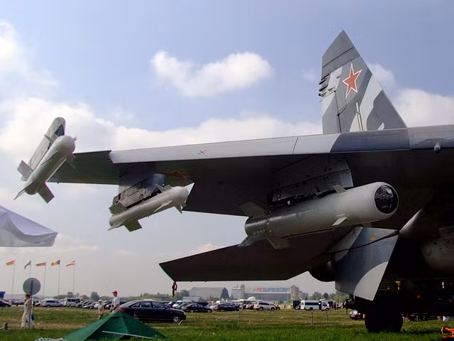 Về vũ khí: Su-27 sử dụng được nhiều loại vũ khí hàng không của Liên Xô và có tới 10 điểm treo tên lửa và các vũ khí khác với trọng lượng vũ khí lên tới 8 tấn. Tên lửa trang bị tiêu chuẩn của Su-27 cho không chiến là Vympel R-73, R-27. Những phiên bản nâng cấp như Su-30/34/35 có thể mang tên lửa tiến công ngoài tầm nhìn R-77; ngoài ra Su-27 còn được trang bị pháo một pháo hàng không 30 mm GSh-30-1 để dùng trong không chiến tầm gần.
