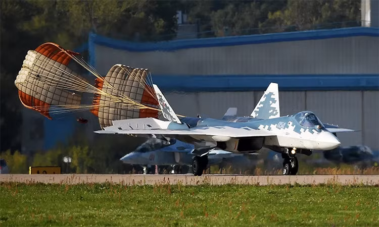 "Một chiếc tiêm kích Su-57 được thử nghiệm chế độ bay không người lái. Trong thời gian diễn ra chuyến bay thử nghiệm, phi công vẫn ngồi trong cabin, nhưng chỉ theo dõi các thông số của máy bay, còn toàn bộ việc điều khiển do hệ thống máy tính trên khoang thực hiện", hãng Sukhoi cho biết.