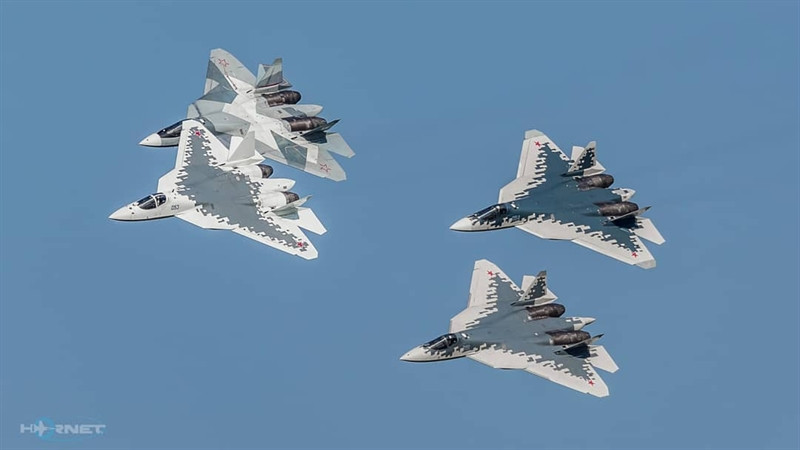 Một khi được ứng dụng trong thực tế, tiêm kích F-35 và F-22 có thể tự thực hiện mọi thao tác từ cất cánh đến làm nhiệm vụ chiến đấu. Nhưng giới chuyên gia cho rằng, để làm được điều đó, Mỹ cần thêm rất nhiều thời gian và tiền của nữa. Ảnh trong bài: Tiêm kích Su-57.