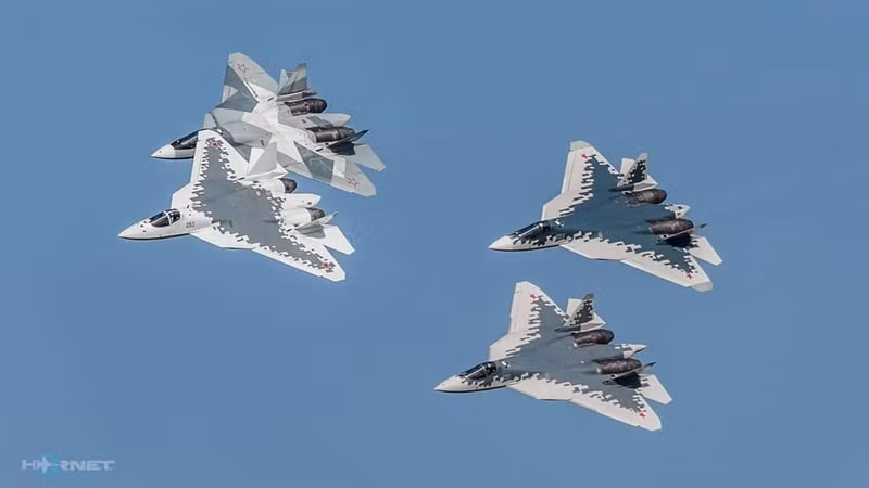 Một khi được ứng dụng trong thực tế, tiêm kích F-35 và F-22 có thể tự thực hiện mọi thao tác từ cất cánh đến làm nhiệm vụ chiến đấu. Nhưng giới chuyên gia cho rằng, để làm được điều đó, Mỹ cần thêm rất nhiều thời gian và tiền của nữa. Ảnh trong bài: Tiêm kích Su-57.