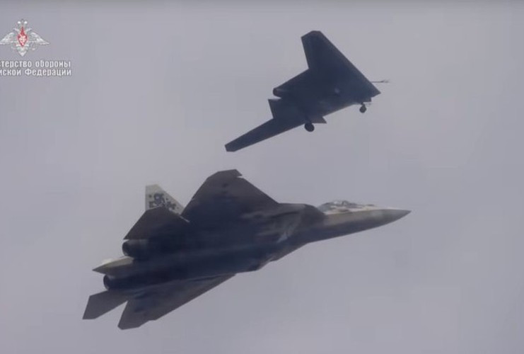 Trước đây đã có tuyên bố rằng UCAV Okhotnik sẽ được trang bị vũ khí tương thích với tiêm kích tàng hình Su-57, trong khi chiếc chiến đấu cơ thế hệ thứ năm này thực sự được tích hợp tên lửa siêu thanh.