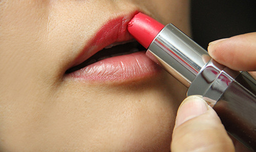 Nhiều thông tin cho rằng chất furan được tìm thấy trong mỹ phẩm... có thể gián tiếp gây mãn kinh sớm. Ảnh minh họa.