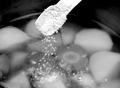 Một yếu tố mà nhiều chị em cần học khi nội trợ chính là thời điểm nêm gia vị nói chung hay bột ngọt nói riêng. Ảnh minh họa.