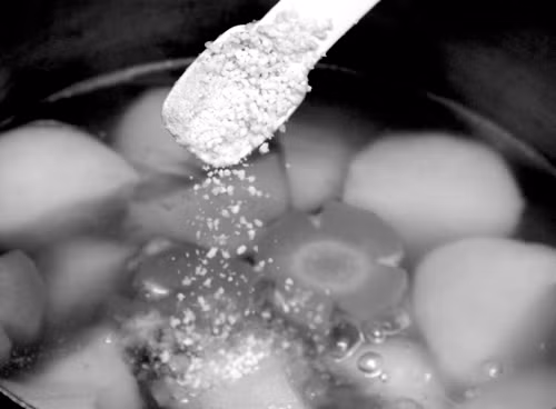 Một yếu tố mà nhiều chị em cần học khi nội trợ chính là thời điểm nêm gia vị nói chung hay bột ngọt nói riêng. Ảnh minh họa.