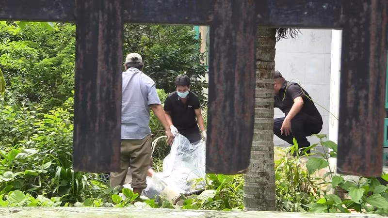 Que quan 2 nan nhan vu thi the vui trong khoi be tong o Binh Duong