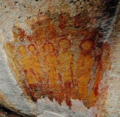 Từ những điều này, những người theo thuyết âm mưu cho rằng, người ngoài hành tinh đến Trái đất từ hàng ngàn năm trước. Người xưa khắc họa lại hình dáng của người ngoài hành tinh trên những phiến đá trong hang động và còn đến ngày nay.