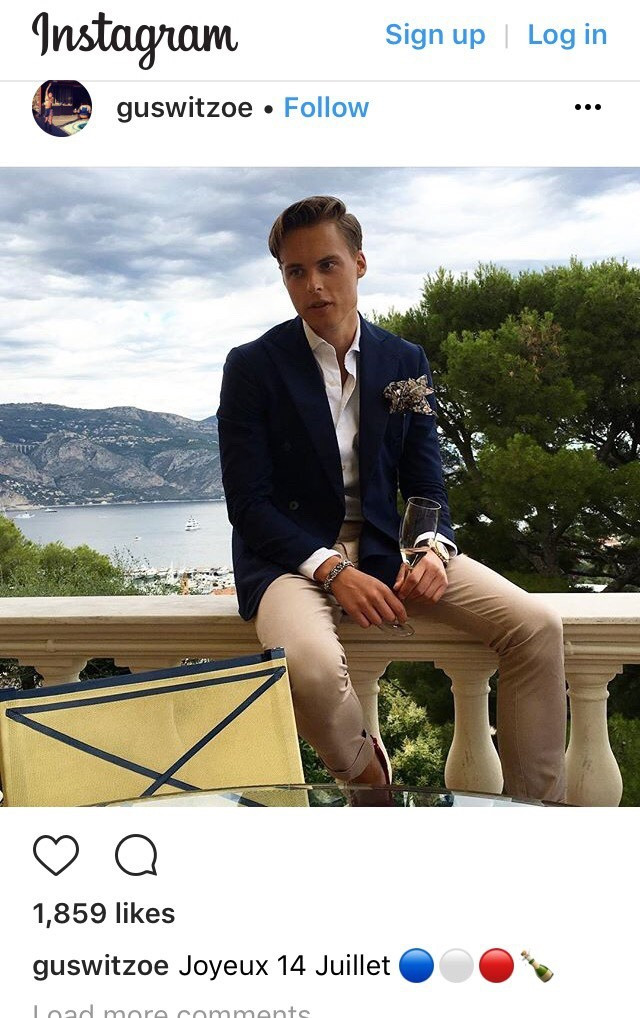 Vào năm 19 tuổi, Witzøe được cha tặng cho khoảng hơn 1/2 số trang trại nuôi cá. Theo đó, cậu ấm này sở hữu khối tài sản ước tính trị giá 1,9 tỷ USD.