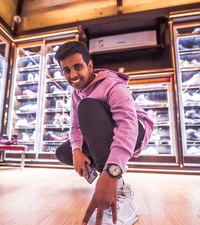 Rashed thường lui tới những khu nghỉ dưỡng sang trọng, nhà hàng đắt tiền và thích sưu tập giày. Chàng thiếu gia này có một bộ sưu tập hơn 200.000 đôi giày. Tất cả đều là phiên bản giới hạn với giá đắt đỏ. Ước tính, bộ sưu tập giày của anh có giá trị lên đến 1 triệu USD.