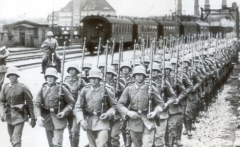 Theo đó, các quan chức phát xít Đức nhất trí tiến hành vụ thảm sát. Mỗi một lính Đức quốc xã thiệt mạng thì sẽ bắt 10 dân thường Italy đền tội.