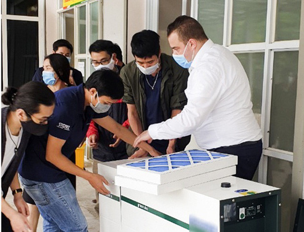 Doi tu kin tieng cua Ha Anh Tuan - ca si vua tang 3 phong cach ly ap luc am chong dich COVID-19