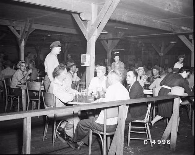 Do muốn bảo mật thông tin, Dự án Manhattan xây dựng một cơ sở làm giàu urani ở thành phố Oak Ridge, bang Tennessee, Mỹ. Khoảng 80.000 nhân viên làm việc tại cơ sở này.