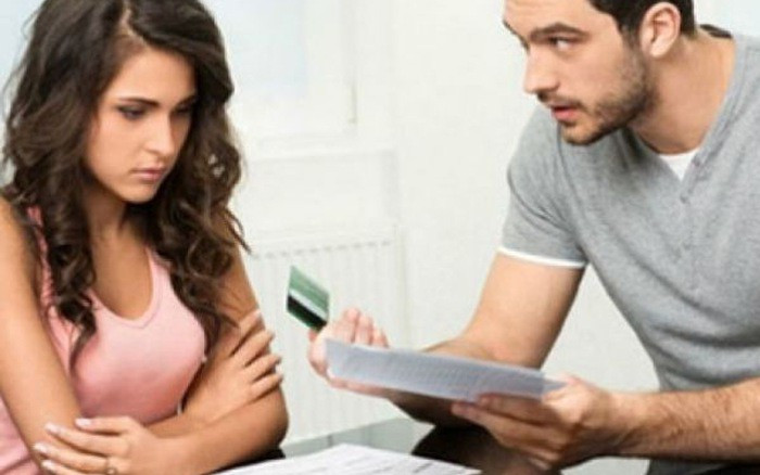 Chong co yeu toi khi qua chi li rach roi chuyen tien nong?