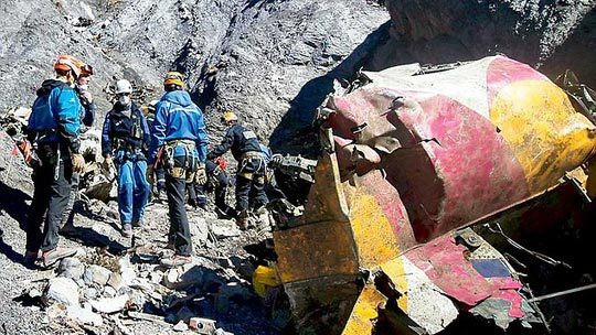 Kế đến, giới chức tiến hành điều tra nguyên nhân vụ tai nạn. Thông qua các biện pháp nghiệp vụ, cơ quan chức năng tìm ra nguyên nhân dẫn đến thảm kịch hàng không kinh hoàng này.