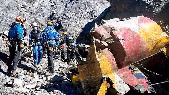 Kế đến, giới chức tiến hành điều tra nguyên nhân vụ tai nạn. Thông qua các biện pháp nghiệp vụ, cơ quan chức năng tìm ra nguyên nhân dẫn đến thảm kịch hàng không kinh hoàng này.