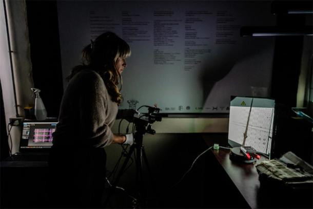 Vũ khí cổ xưa trên được làm bằng đồng arsenical. Đây là một hợp kim thường được sử dụng trước khi đồng được sử dụng rộng rãi.