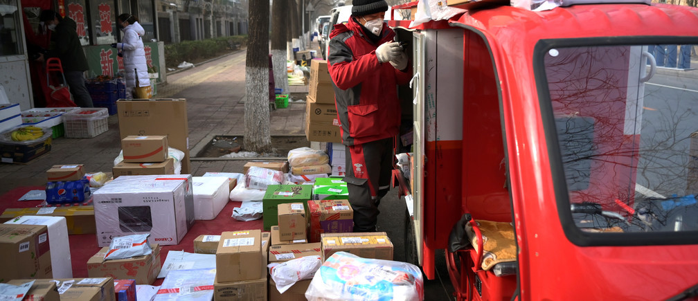 Trong thông báo ngày 15/2, ông Lương Đào, Phó chủ tịch Ủy ban Quản lý ngân hàng và bảo hiểm Trung Quốc (CBIRC) cho biết tính đến ngày 14/2, các ngân hàng đã hỗ trợ tín dụng hơn 537 tỉ nhân dân tệ (1,78 triệu tỉ đồng) để giúp các công ty khôi phục sản xuất.