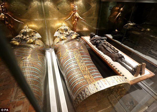 Các báu vật trong mộ cổ của nhà vua Ai Cập thường gồm có hàng trăm kg vàng bạc, châu báu.