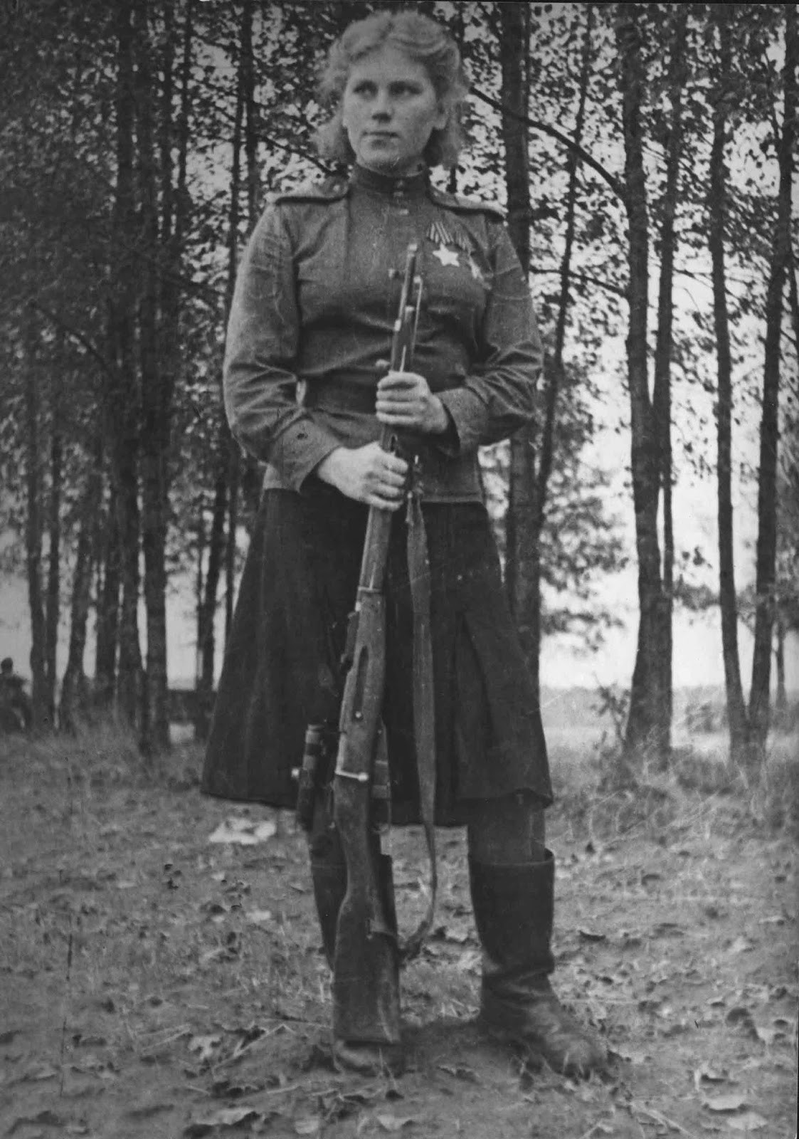 Shanina đăng ký vào Học viện Bắn tỉa Nữ và tốt nghiệp loai ưu vào tháng 4/1944. Khi ấy, cô 20 tuổi. Lúc đầu, Shanina được nhà trường đề nghị giữ lại làm công tác đào tạo. Thế nhưng, cô quyết định ra tiền tuyến, trực tiếp đối đầu với quân địch.